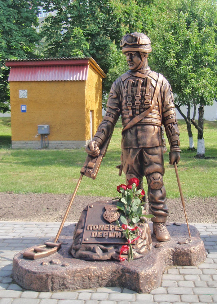 Такий пам’ятник саперам в Охтирці на Сумщині